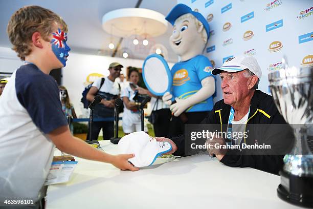 Tony Roche Autograph Tony Roche Writer Photos and Premium High Res Pictures - Getty Images