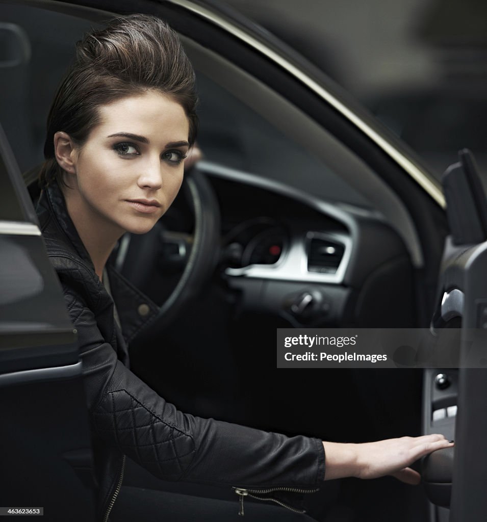 Élégant chick dans sa voiture de luxe