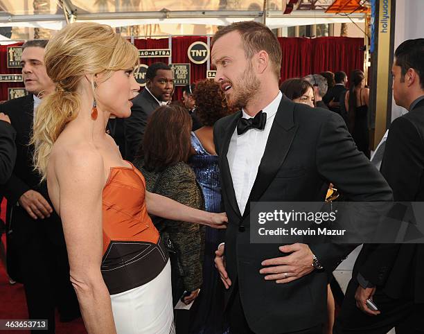 Actors Julie Bowen and Aaron Paul attend 20th Annual Screen Actors Guild Awards at The Shrine Auditorium on January 18, 2014 in Los Angeles,...