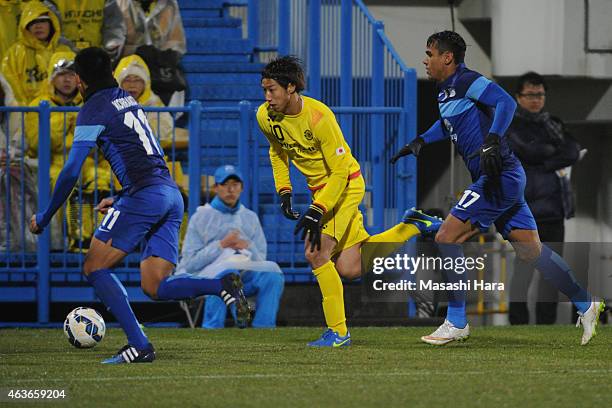 Yuki Otsu of Kashiwa Reysol in action during the AFC Champions League playoff round match between Kashiwa Reysol and Chonburi FC at Hitachi Kashiwa...