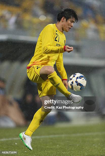 Kim Changsoo of Kashiwa Reysol in action during the AFC Champions League play-off match between Kashiwa Reysol and Chonburi FC at Hitachi Kashiwa...