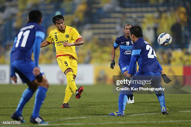 Masato Kudo of Kashiwa Reysol shoots at goal during the AFC Champions League play-off match between Kashiwa Reysol and Chonburi FC at Hitachi Kashiwa...