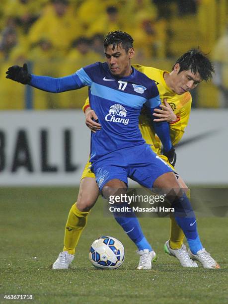 Leandro Assumpcao Da Silva of Chonburi FC and Kim Changsoo of Kashiwa Reysol compete for the ball during the AFC Champions League playoff round match...