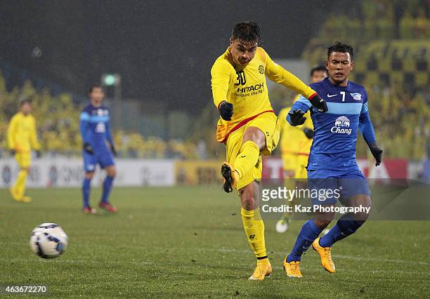 Cristiano Da Silva of Kashiwa Reysol shoots at goal during the AFC Champions League play-off match between Kashiwa Reysol and Chonburi FC at Hitachi...