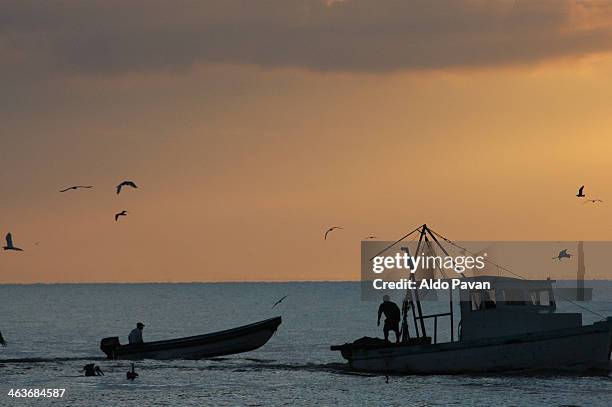 guatemala, livingston, fishing boats - livingston guatemala stock pictures, royalty-free photos & images