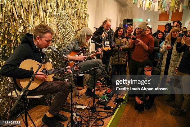 Aaron Roche Aaron Roche Photos and Premium High Res Pictures - Getty Images