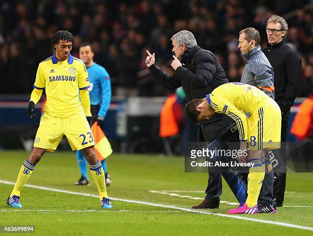 Jose Mourinho manager of Chelsea gives instructions to Juan Cuadrado of Chelsea during the UEFA Champions League Round of 16 match between Paris...