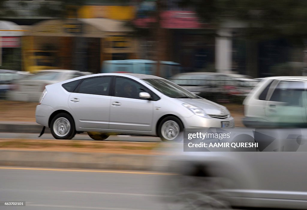 PAKISTAN-TRANSPORT-CARS-ENERGY-HYBRID-ENVIRONMENT