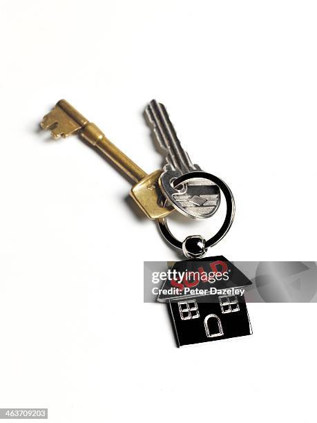 house sold keys - sold palabra en inglés fotografías e imágenes de stock