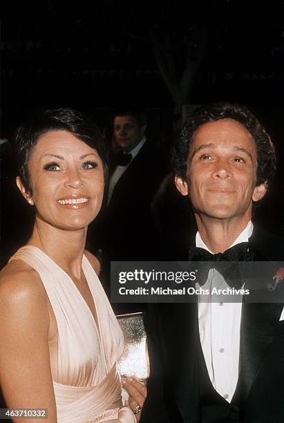 Actor Joel Grey and wife Jo Wilder arrive at the Academy Awards on March 27, 1973 at the Dorothy Chandler Pavilion in Los Angeles, California.