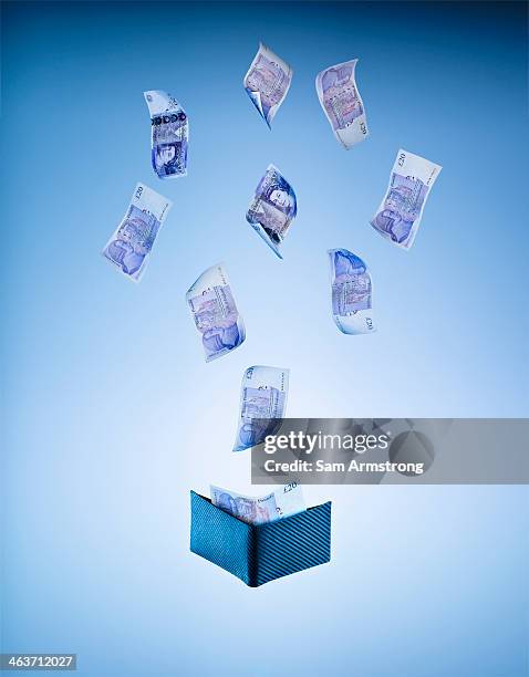 money flying out of wallet - raining money stockfoto's en -beelden