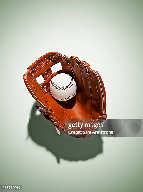 baseball glove in catchers mitt - brown glove stockfoto's en -beelden