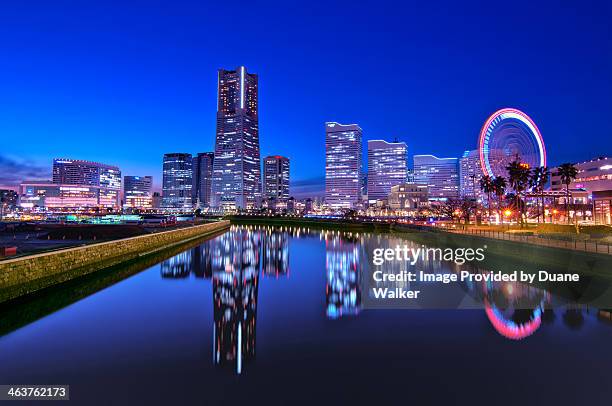 yokohama skyline at dusk - 橫濱市 個照片及圖片檔