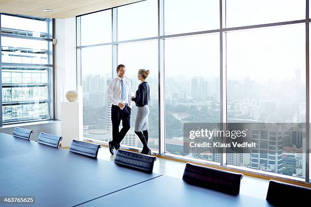 businessman & woman standing by big windows - obama meets with minister mentor of singapore stockfoto's en -beelden