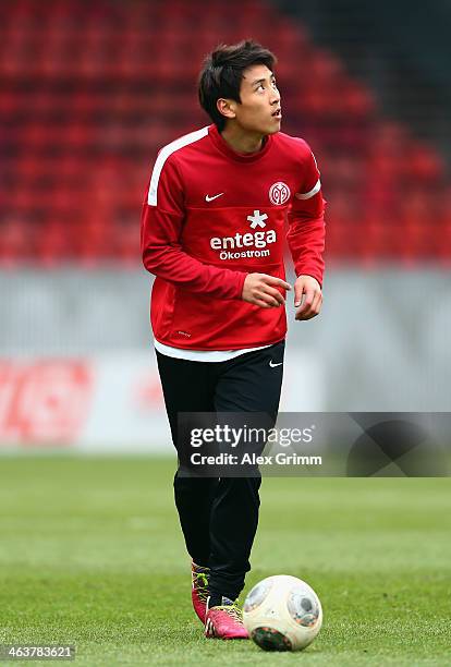 Ja-Cheol Koo of Mainz warms up for the friendly match between 1. FSV Mainz 05 and 1. FC Saarbruecken at Bruchwegstadion on January 19, 2014 in Mainz,...