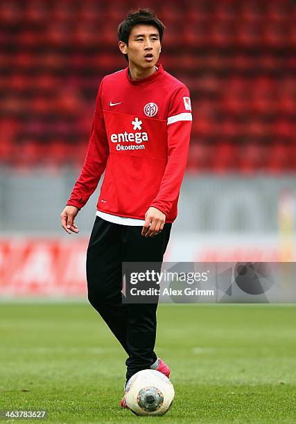 Ja-Cheol Koo of Mainz warms up for the friendly match between 1. FSV Mainz 05 and 1. FC Saarbruecken at Bruchwegstadion on January 19, 2014 in Mainz,...