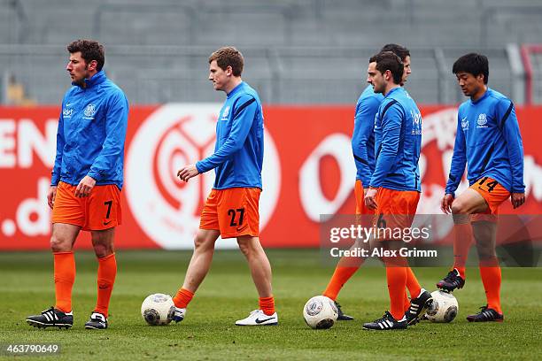 Stefan Reisinger, Lukas Kohler, Juri Judt and Taku Ishihara of Saarbruecken warm up for the friendly match between 1. FSV Mainz 05 and 1. FC...