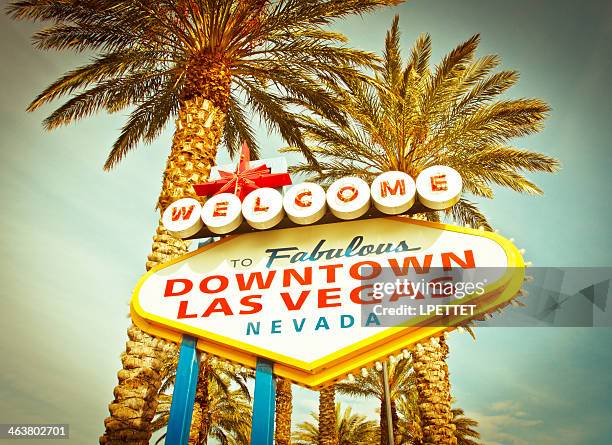 welcome to fabulous downtown las vegas sign with palm trees - welcome to fabulous las vegas nevada sign stock pictures, royalty-free photos & images