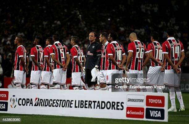 The team of Sao Paulo lines up during a match between Corinthians and Sao Paulo as part of Group 2 of Copa Bridgestone Libertadores at Arena...