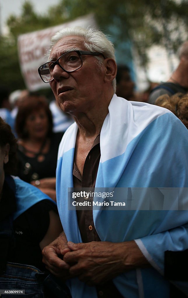 Silent Protest Held In Buenos Aires One Month After Mysterious Death Of Prosecutor