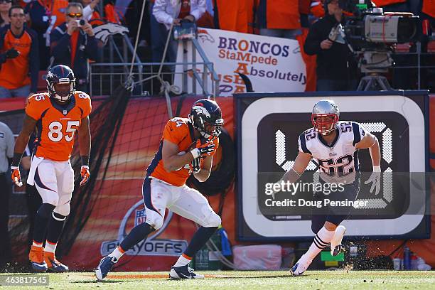 Jacob Tamme of the Denver Broncos scores a second quarter touchdown against the New England Patriots during the AFC Championship game at Sports...