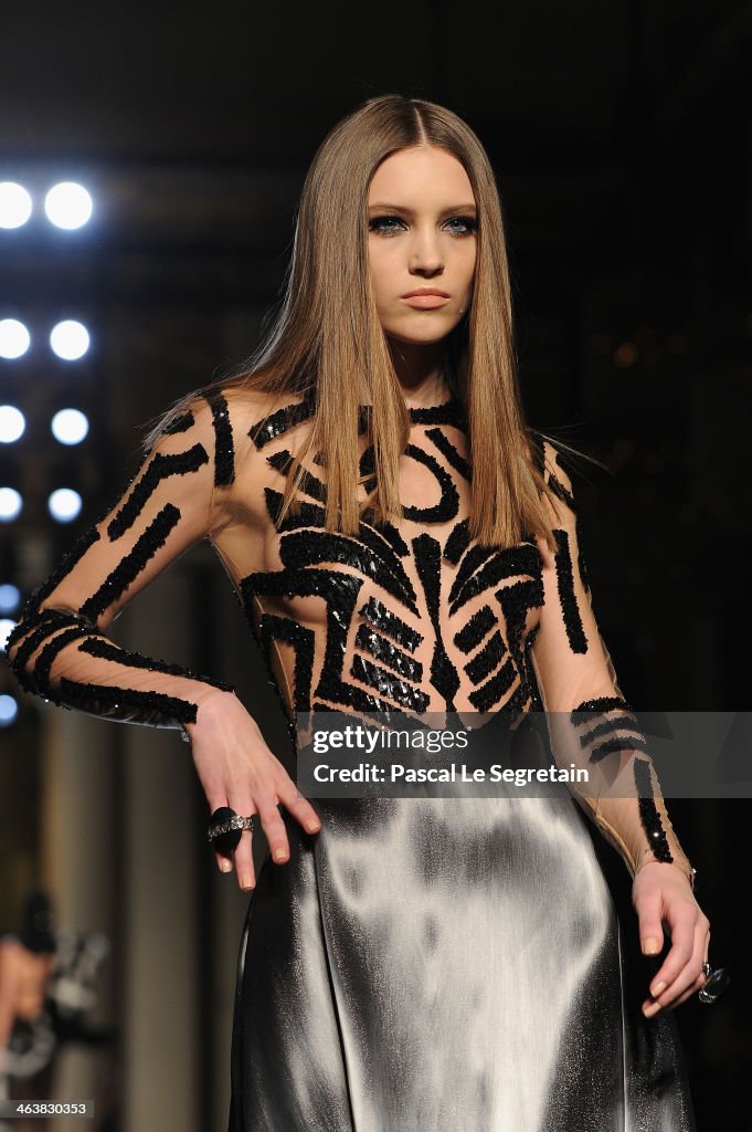 Atelier Versace : Runway - Paris Fashion Week - Haute Couture S/S 2014