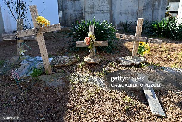 Picture shows unidentified tombs of immigrants at the Lampedusa cemetery, on February 18, 2015. AFP PHOTO / ALBERTO PIZZOLI