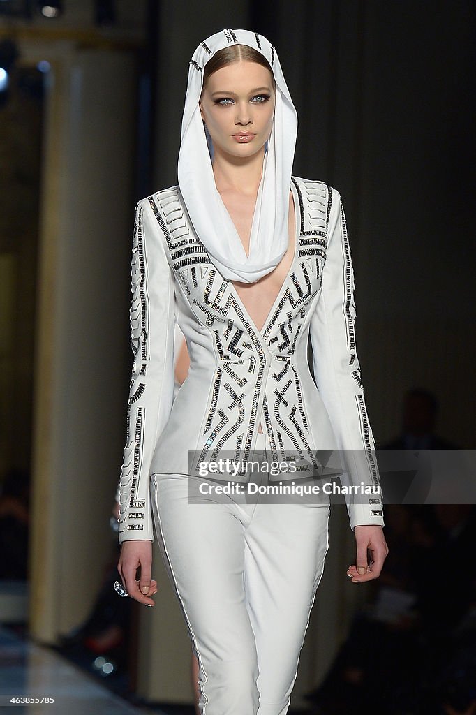 Atelier Versace : Runway - Paris Fashion Week - Haute Couture S/S 2014