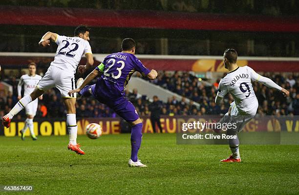 Roberto Soldado of Spurs scores their first goal during the UEFA Europa League Round of 32 first leg match between Tottenham Hotspur FC and ACF...