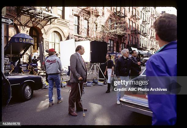 Pilot - Shoot Date: April 27, 1993. PRODUCTION SHOT OF DENNIS FRANZ WITH CREW