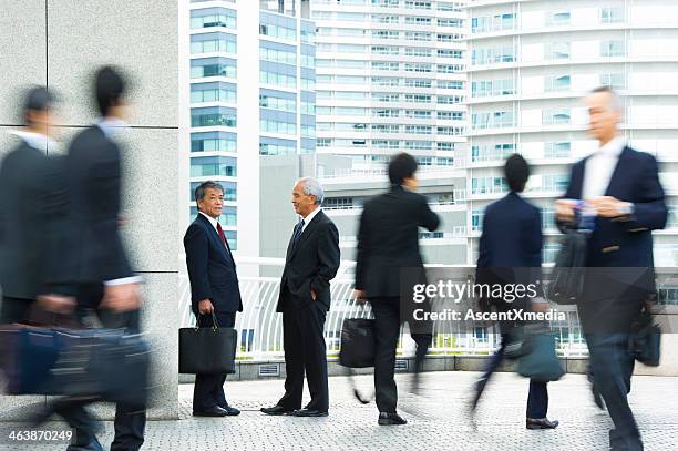 standing out - 通過する ストックフォトと画像