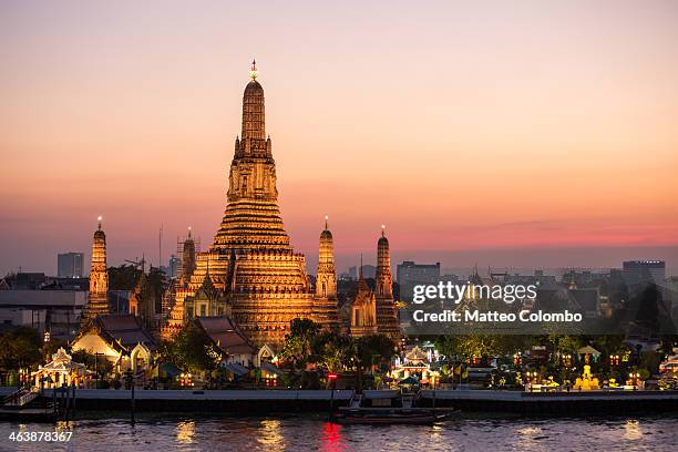 sunset over wat arun temple, bangkok, thailand - bangkok imagens e fotografias de stock