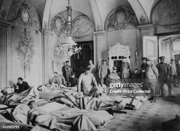 French and German wounded in a chateau in France, World War I, 1915. A photograph from Der Grosse Krieg in Bildern.
