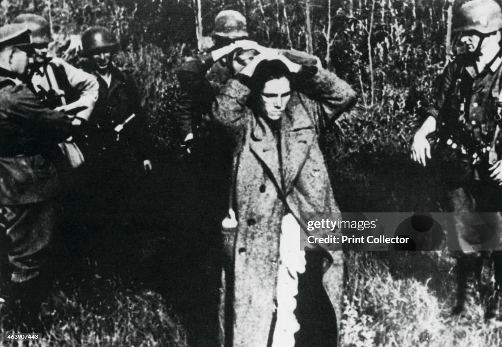 German soldiers with Russian prisoners, Russia, 1941.