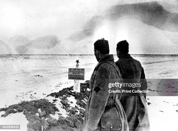 Mass grave of Russian soldiers, Stalingrad front, Russia, January 1943. Fought between August 1942 and February 1943, the Battle of Stalingrad was...