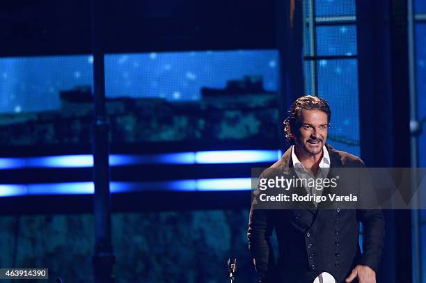 Ricardo Arjona performs on stage at the 2015 Premios Lo Nuestros Awards at American Airlines Arena on February 19, 2015 in Miami, Florida.