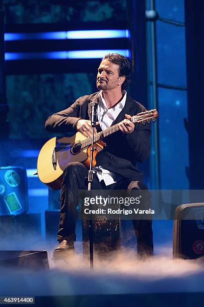 Ricardo Arjona performs on stage at the 2015 Premios Lo Nuestros Awards at American Airlines Arena on February 19, 2015 in Miami, Florida.