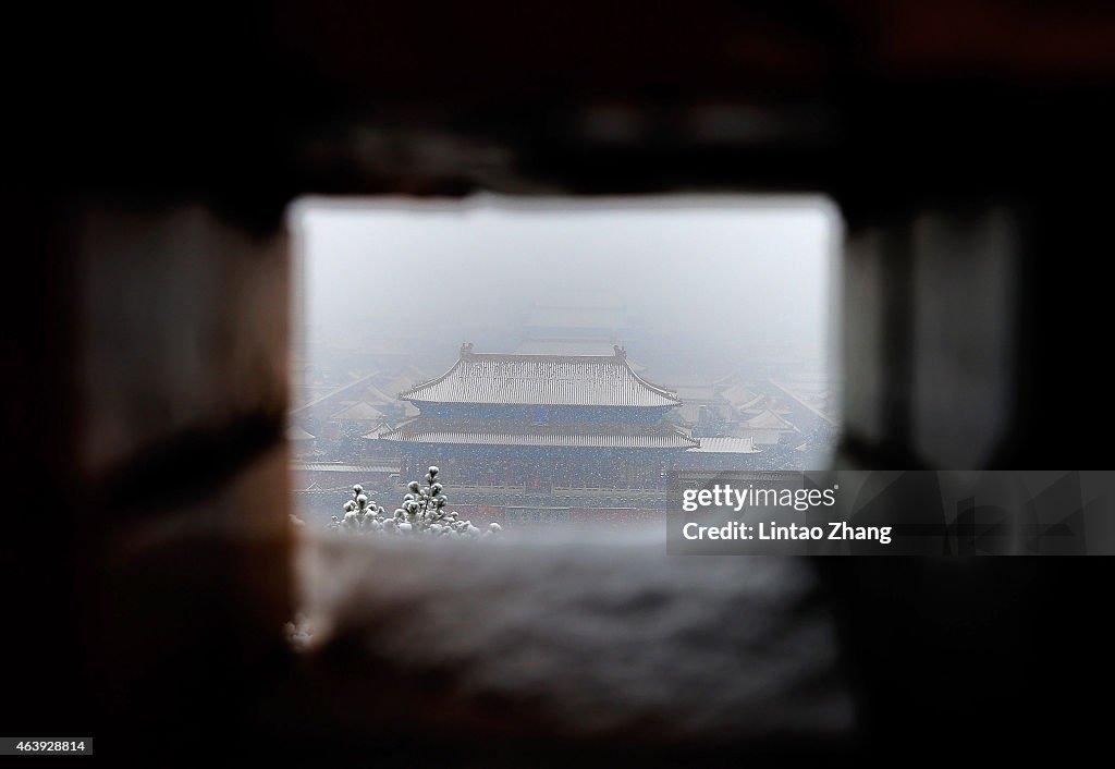 Beijing Welcomes Its New Year's First Snow