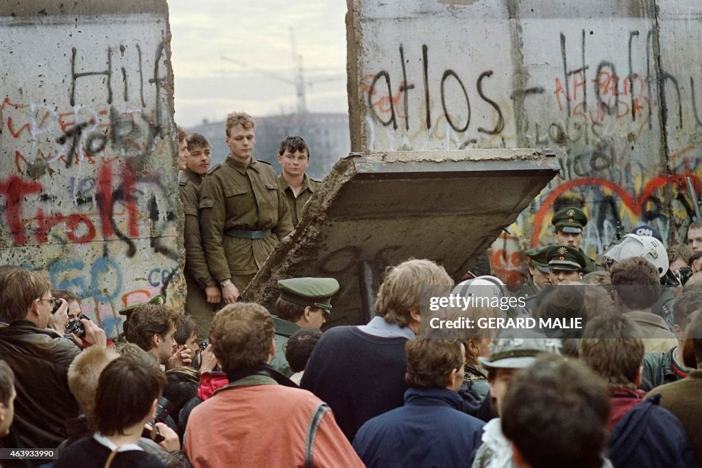 TOPSHOT-GERMANY-WALL-COMMUNISM