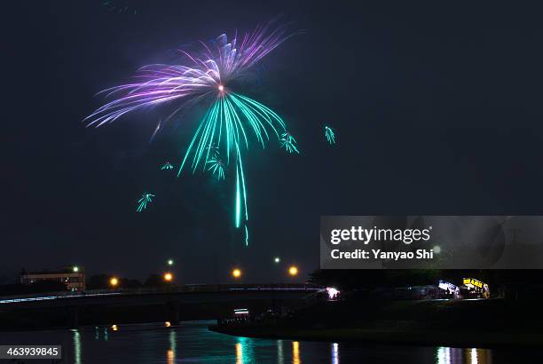 fireworks on river - ibaraki prefecture photos et images de collection