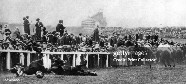 The Derby tragedy of 1913, . Emily Davison, a suffragette, threw herself in front of the King's horse, 'Anmer', and was killed. A print from King...