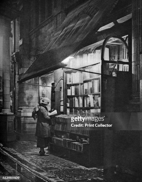 Bookshop in Bloomsbury, London, 1926-1927. From Wonderful London, volume II, edited by Arthur St John Adcock, published by Amalgamated Press .