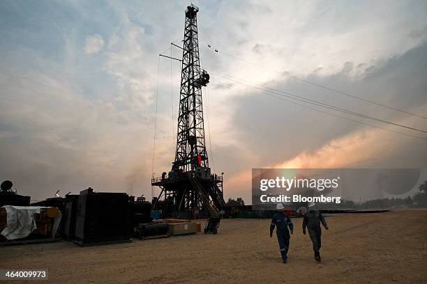 Pak 24 Rig Walking Drilling Rig Photos and Premium High Res Pictures - Getty Images