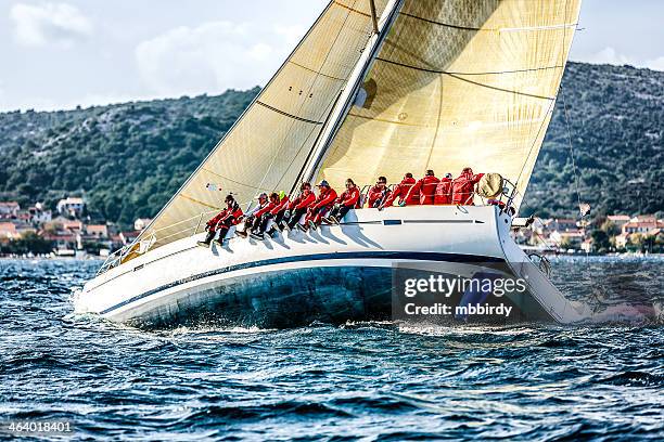 tripulação de barco à vela durante o regatta - barco de vela - fotografias e filmes do acervo