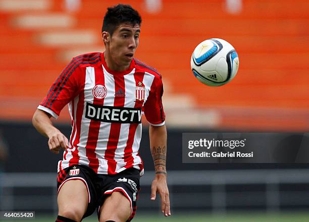 Pablo Rosales of Estudiantes looks the ball during a match between Estudiantes and Godoy Cruz as part of second round Torneo Primera Division 2015 at...