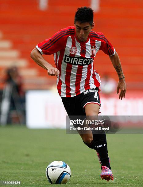 Pablo Rosales of Estudiantes drives the ball during a match between Estudiantes and Godoy Cruz as part of second round Torneo Primera Division 2015...