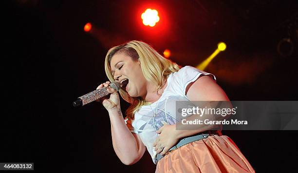 Kelly Clarkson performs during Mardi Gras celebration at Universal Orlando on February 21, 2015 in Orlando, Florida.