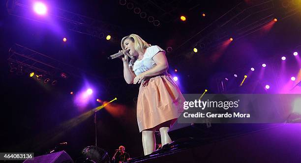 Kelly Clarkson performs during Mardi Gras celebration at Universal Orlando on February 21, 2015 in Orlando, Florida.