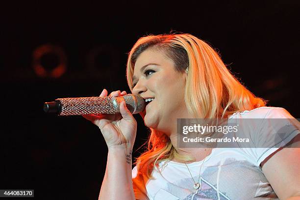 Kelly Clarkson performs during Mardi Gras celebration at Universal Orlando on February 21, 2015 in Orlando, Florida.