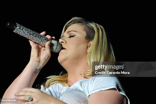 Kelly Clarkson performs during Mardi Gras celebration at Universal Orlando on February 21, 2015 in Orlando, Florida.